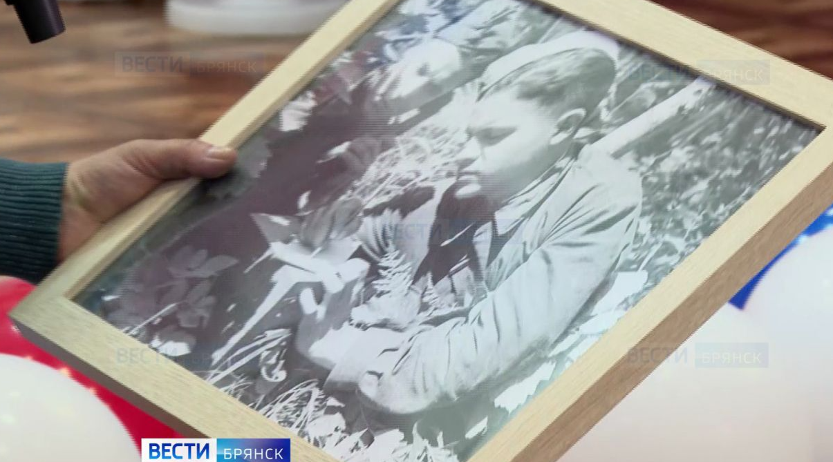 Жительнице Брянской области передали портрет ее родственника-фронтовика