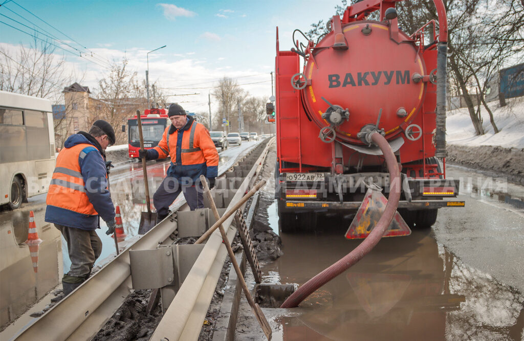 В Брянске ливнёвки чистят вакуумом