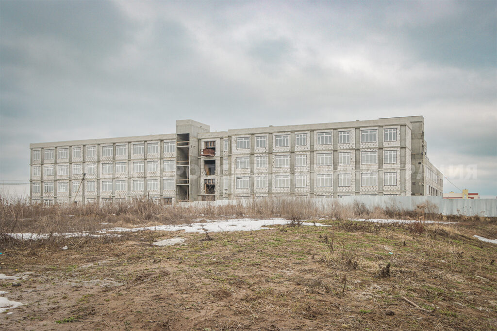 В Брянске в новой школе завершается монтаж крыши