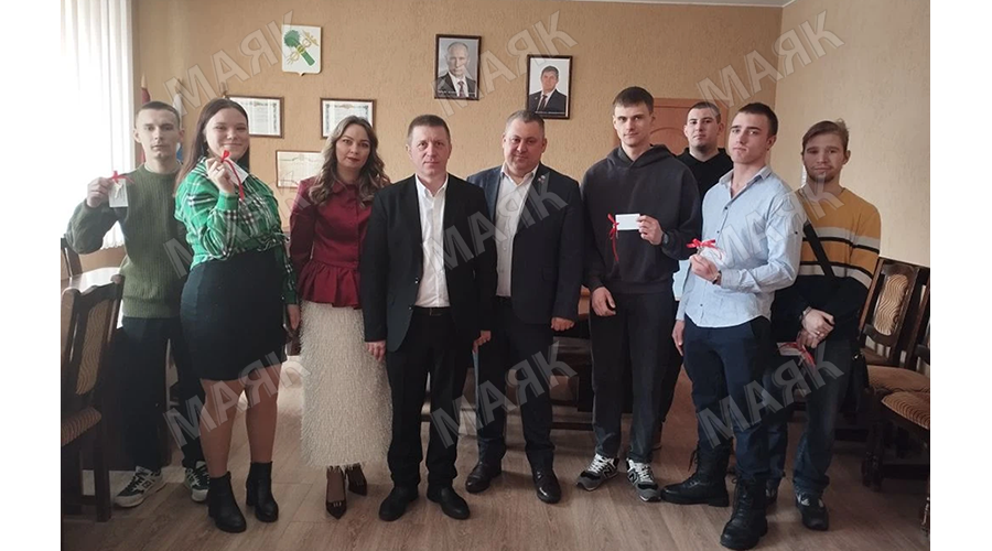 В брянском Новозыбкове сироты  получили квартиры