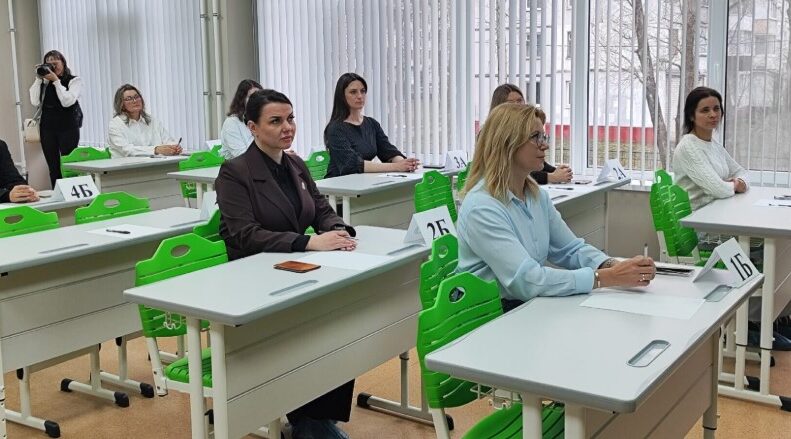 В Брянске прошла акция «Сдаем вместе. День сдачи ЕГЭ родителями»