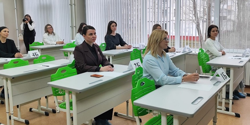 В Брянске прошла акция «Сдаем вместе. День сдачи ЕГЭ родителями»