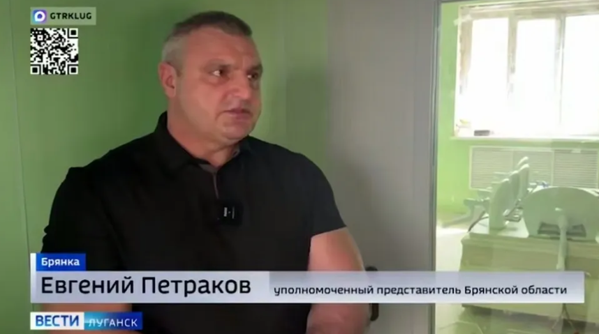 В Брянке брянские строители завершают капремонт больницы