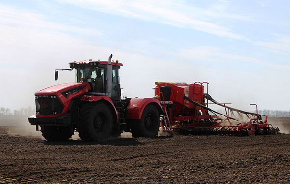 В поле вышли трактора