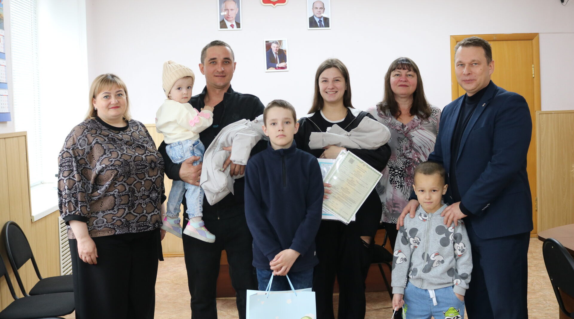 В администрации Комаричского района Брянщины поздравляли многодетную семью Грудиных