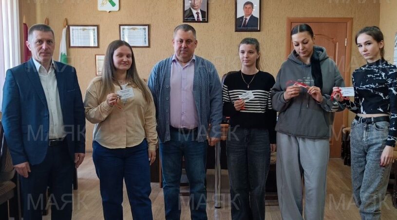 В брянском Новозыбкове детям-сиротам вручили ключи от квартир