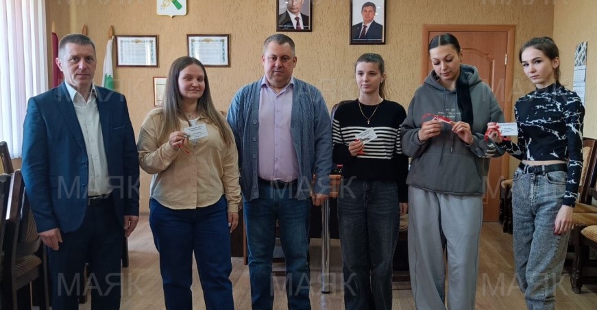 В брянском Новозыбкове детям-сиротам вручили ключи от квартир