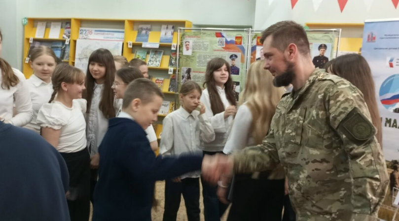 Брянские школьники встретились с участником СВО