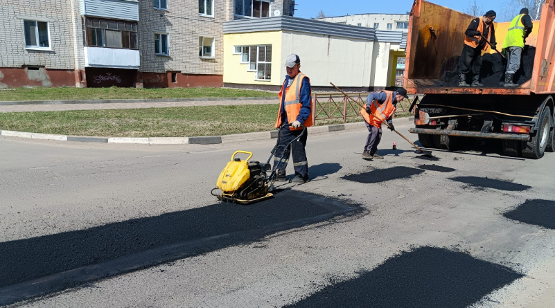 На Брянщине в Унечском районе начался ямочный ремонт дорог