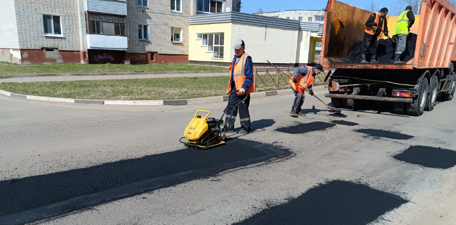 На Брянщине в Унечском районе начался ямочный ремонт дорог