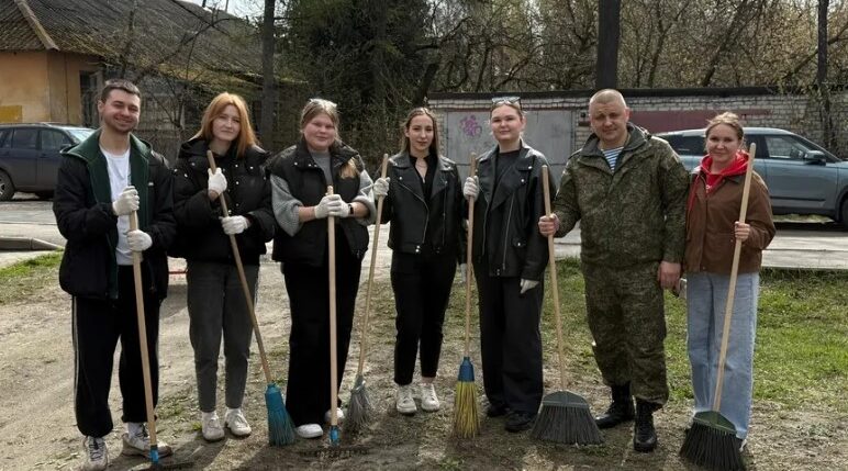 Брянские волонтеры и ветеран СВО вышли на субботник