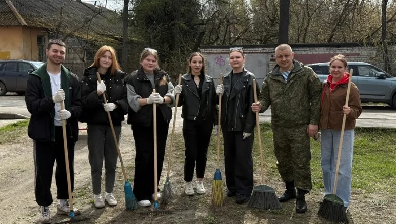 Брянские волонтеры и ветеран СВО вышли на субботник