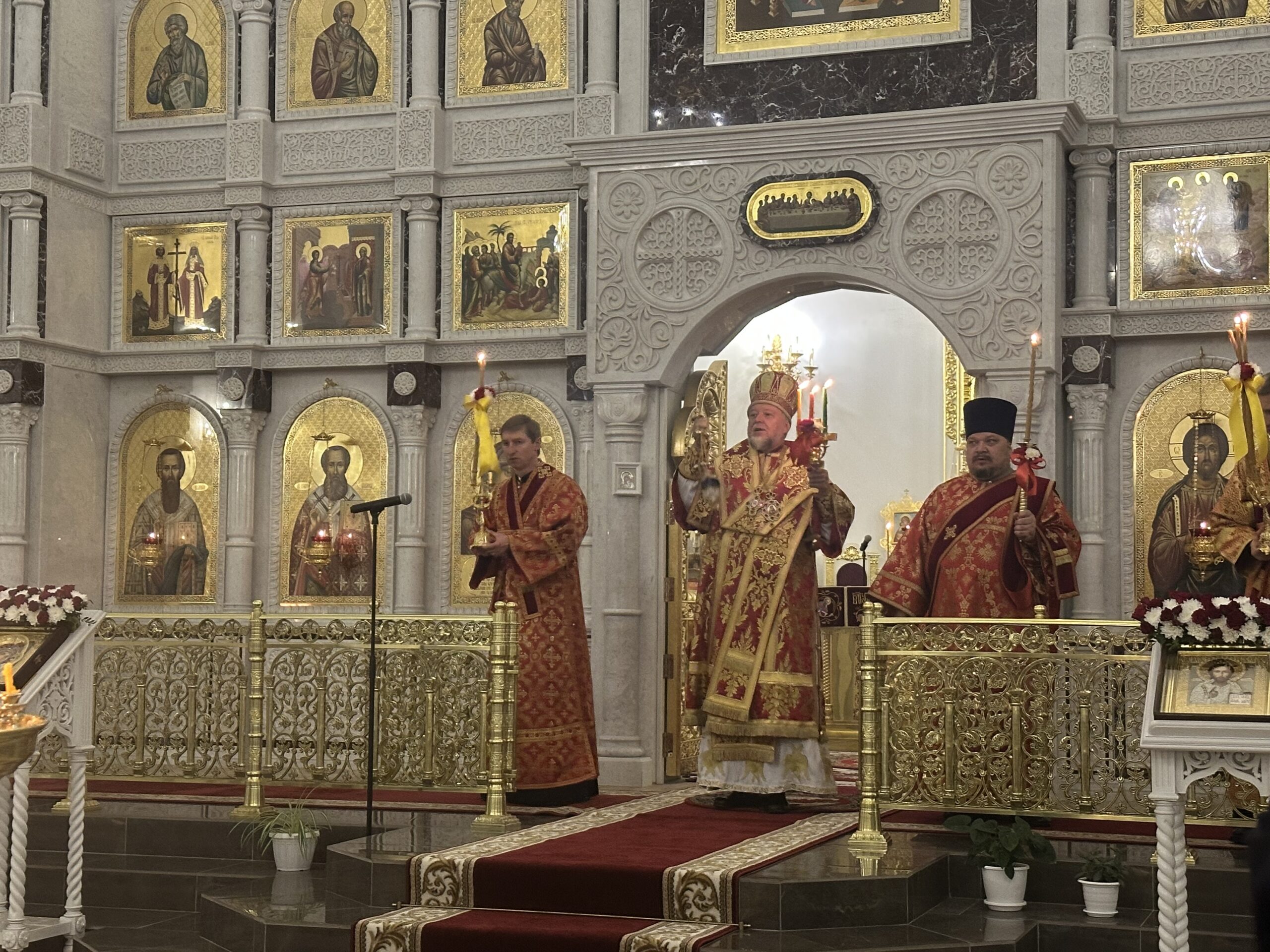 В Клинцовском Богоявленском кафедральном соборе состоялось Пасхальное богослужение