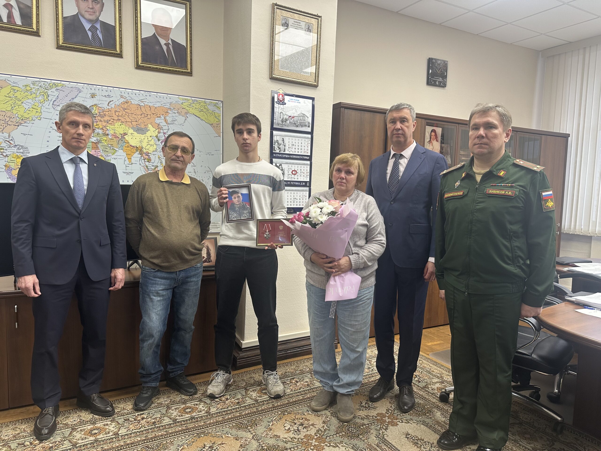 В Клинцах семье погибшего военнослужащего в ходе СВО передали награду