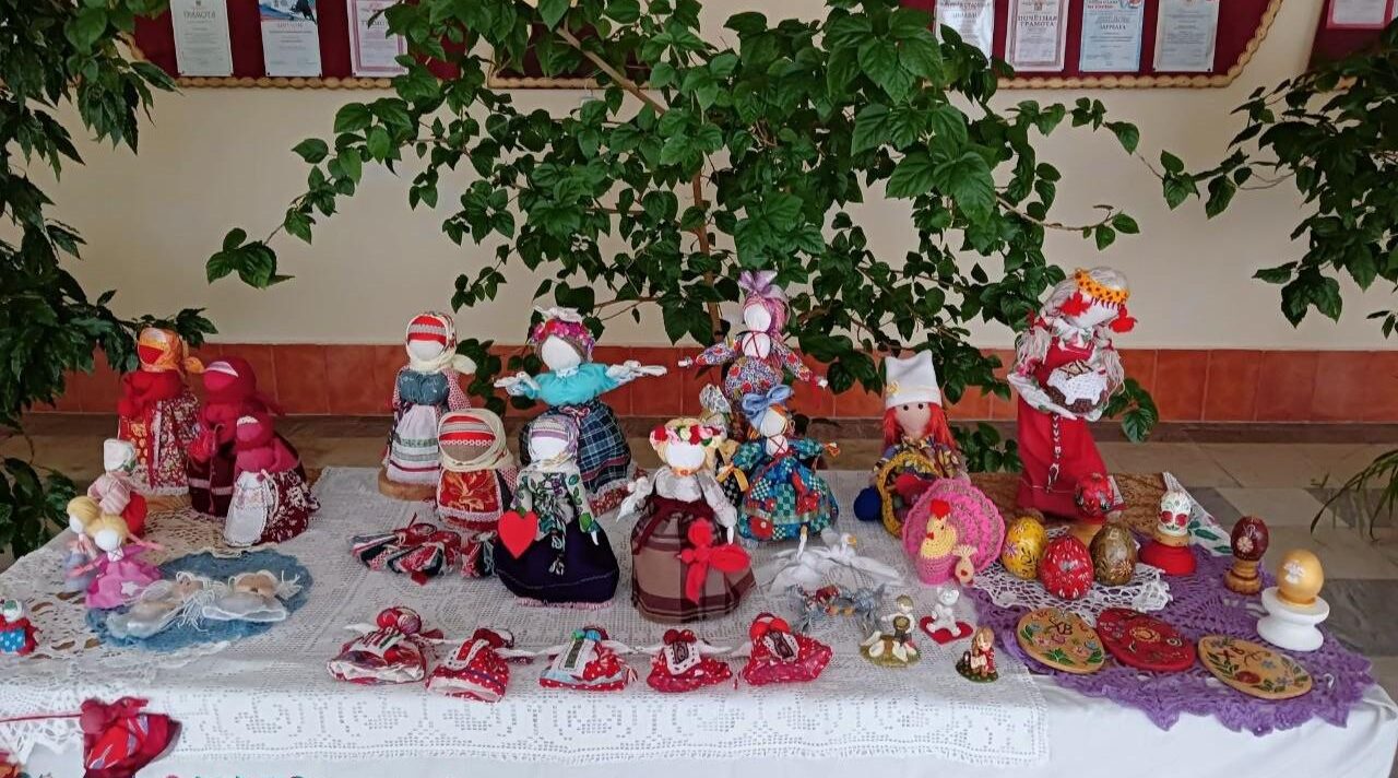 В Доме культуры брянского поселка Суземка открылась пасхальная выставка