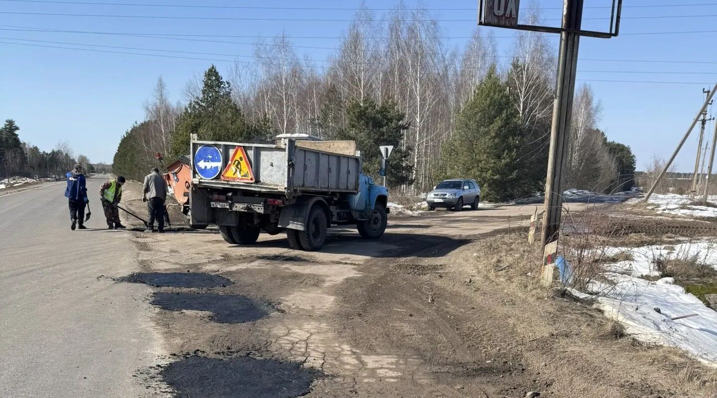 В брянских Клинцах продолжается ямочный ремонт