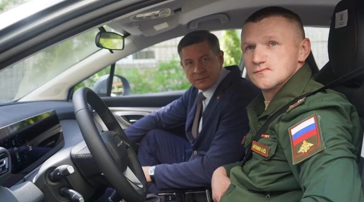 В Брянске ветерану СВО вручили ключи от автомобиля