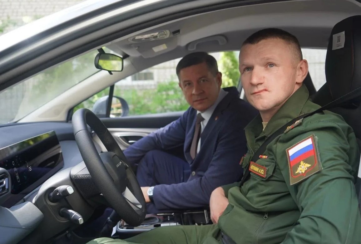 В Брянске ветерану СВО вручили ключи от автомобиля