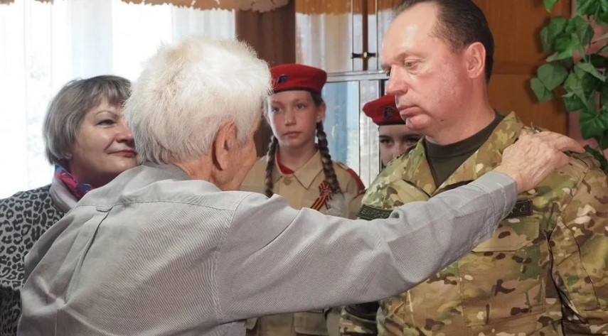 Командир «БАРС-Брянск» поздравил ветеранов с Днем Победы