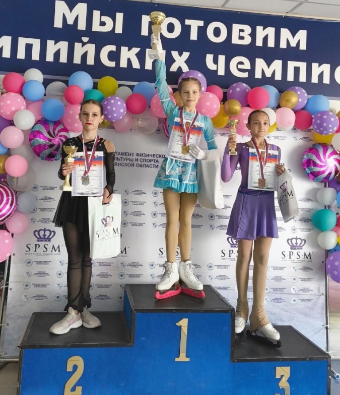В Брянске прошли соревнования по фигурному катанию