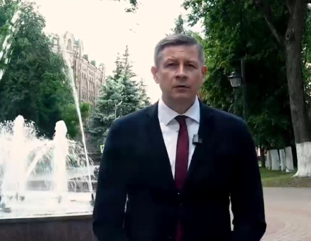 Егор Ковальчук поздравил выпускников школ Брянской области