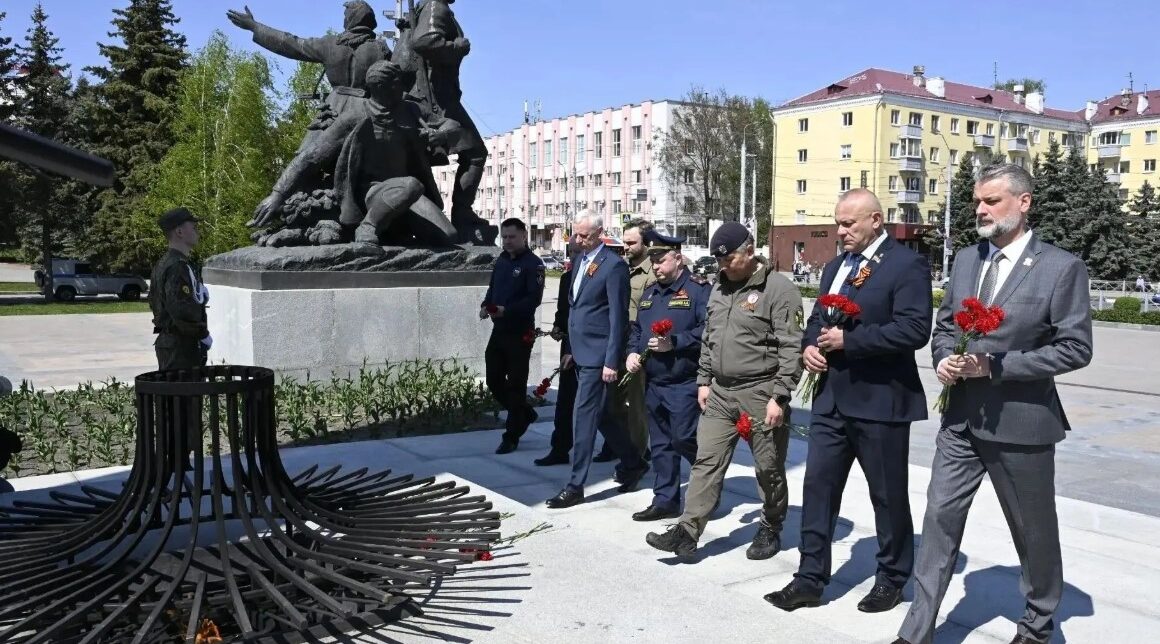 В Брянске возложили цветы к Вечному огню