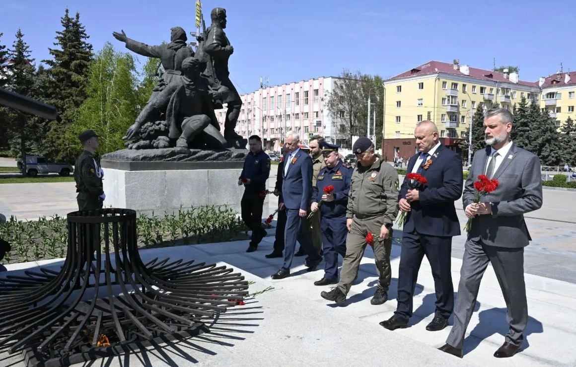 В Брянске возложили цветы к Вечному огню