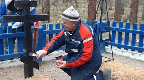 Брянские электрики ухаживают за воинскими захоронениями