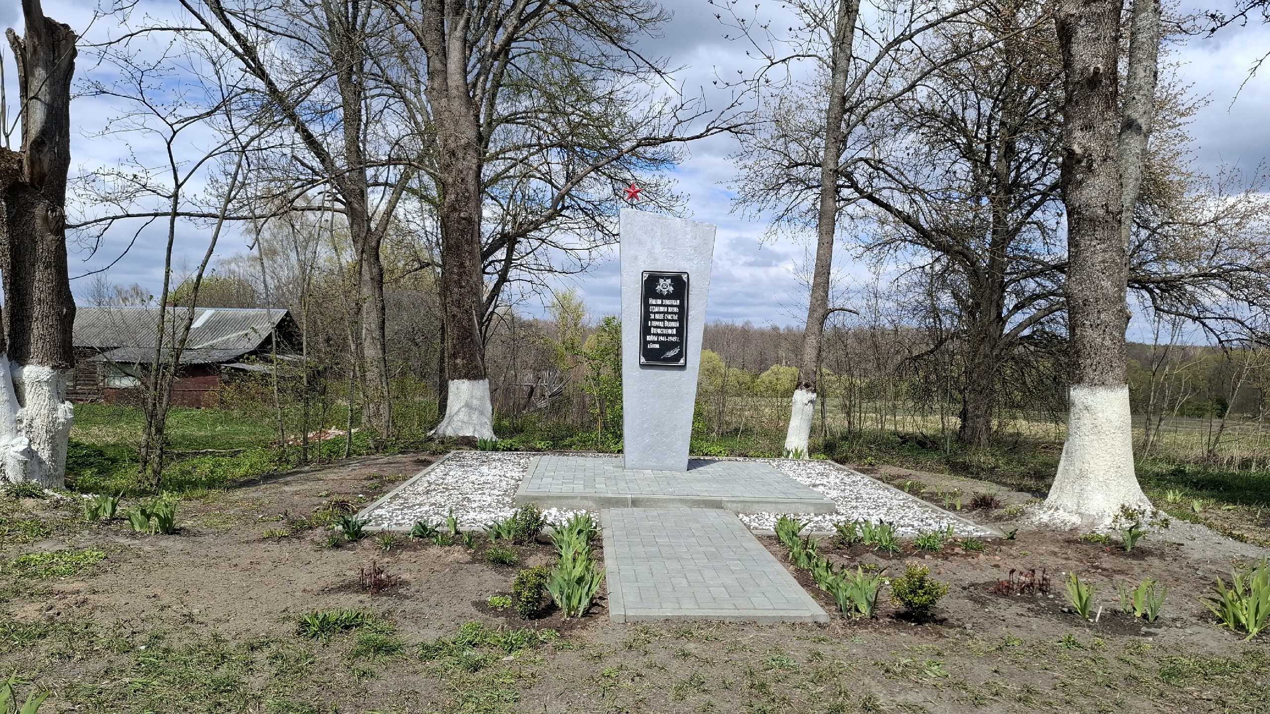 В Клинцовском районе убирают памятники