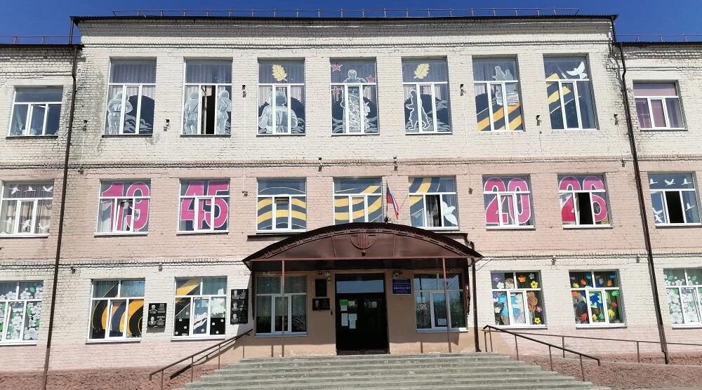 В клинцовской школе на Брянщине подготовили праздничную композицию ко Дню Победы