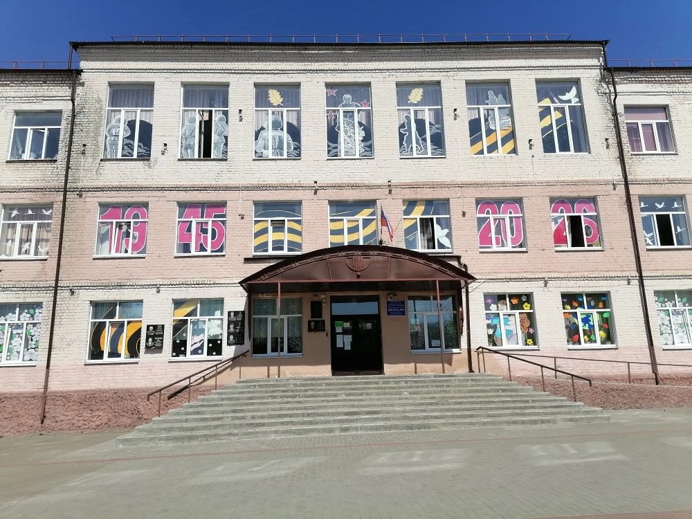 В клинцовской школе на Брянщине подготовили праздничную композицию ко Дню Победы