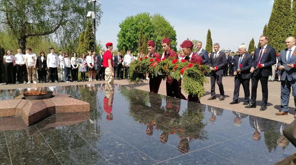 В Клинцах на Брянщине возложили цветы к Вечному огню