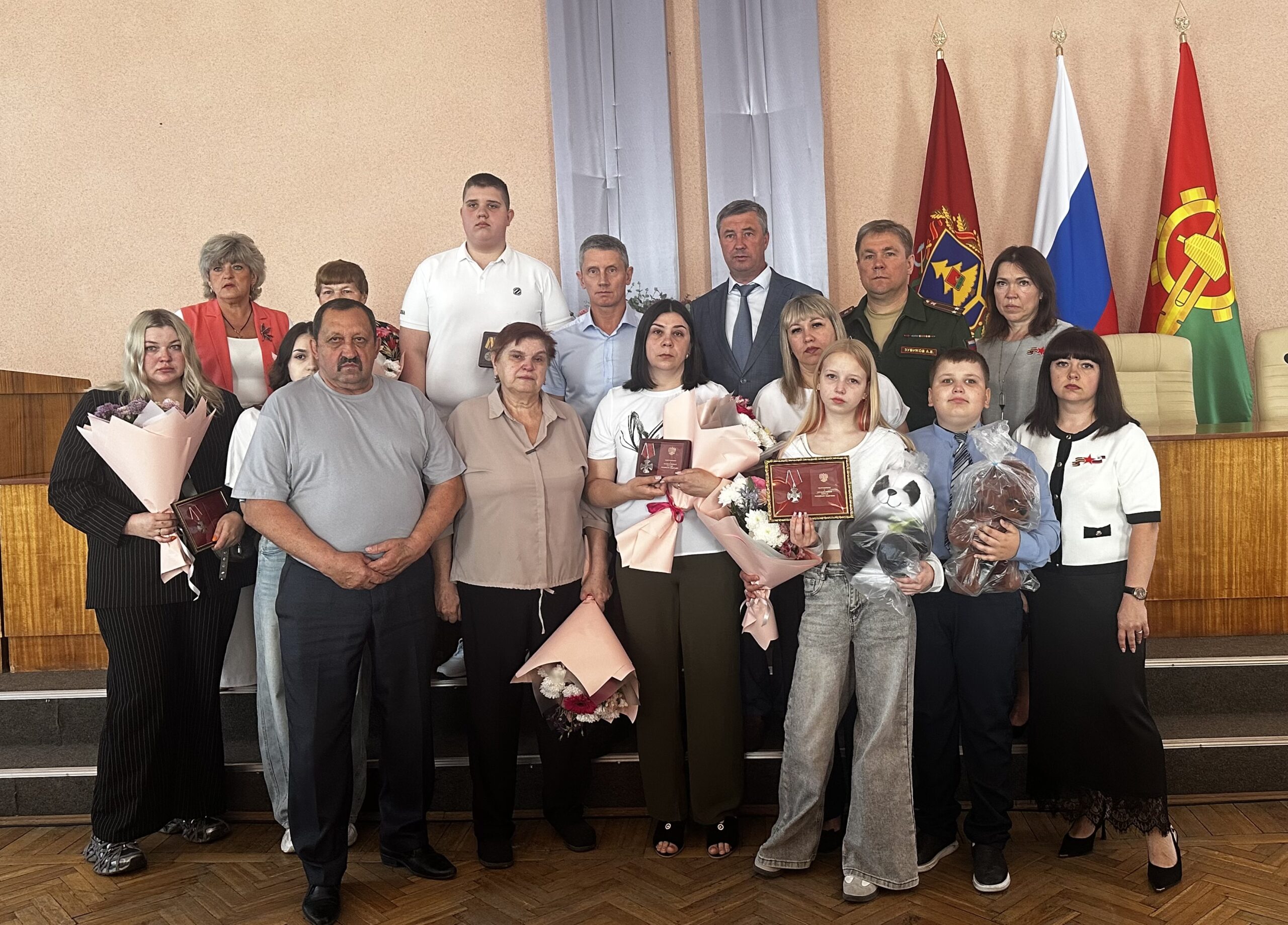 В Клинцах семьям погибших на СВО передали ордена Мужества