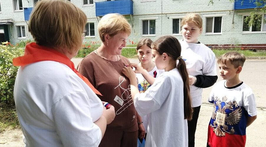 Юные жители Мирного поздравили односельчанам с праздником