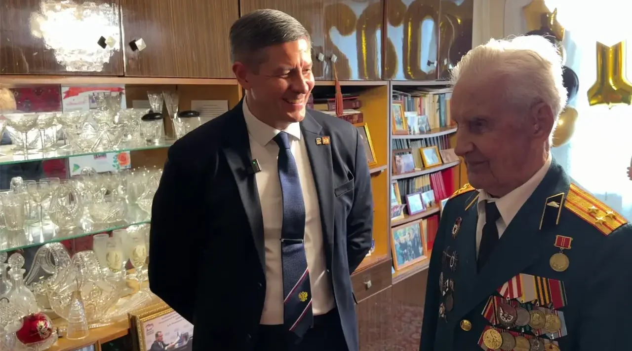 Почетному гражданину Брянска Борису Шапошникову исполнилось 102 года