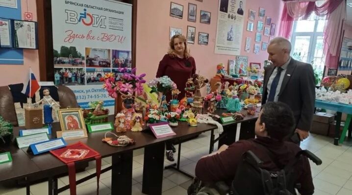 В Брянске открылась выставка «СВОИ в творчестве»