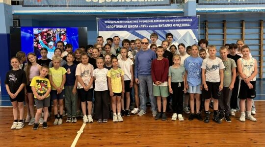 Школьники брянских Клинцов встретились с паралимпийским чемпионом