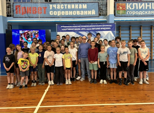 Школьники брянских Клинцов встретились с паралимпийским чемпионом