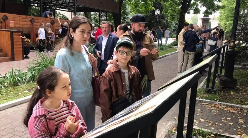 В Брянске открылась выставка «Парк, который учит слушать»