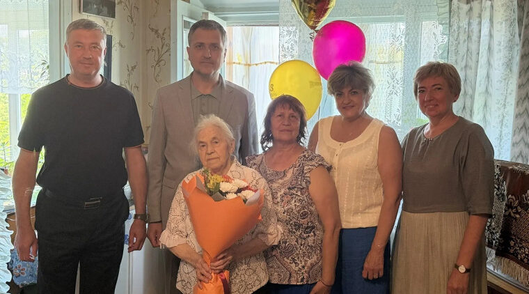 В брянских Клинцах 95-летний юбилей отметила ветеран труда Валентина Панус