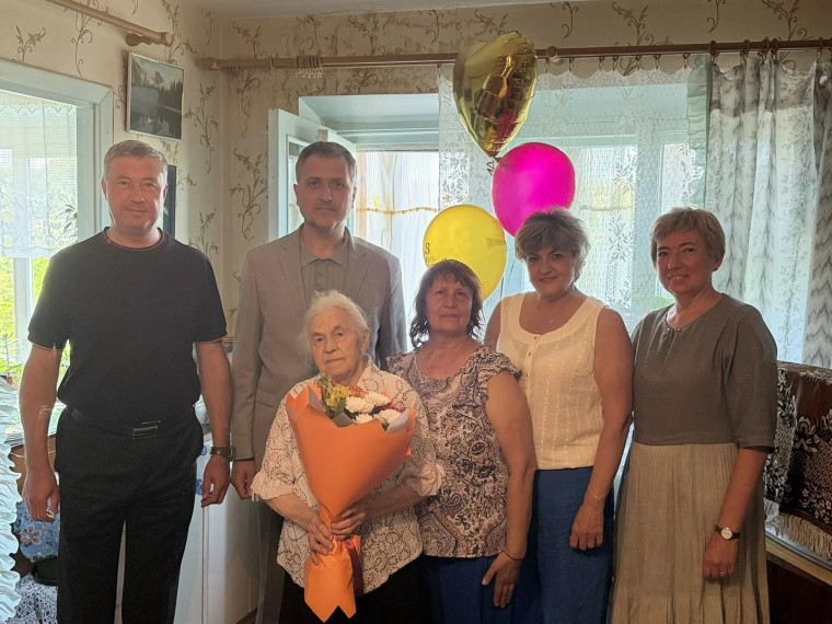 В брянских Клинцах 95-летний юбилей отметила ветеран труда Валентина Панус