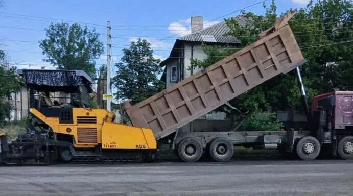 Брянские специалисты ремонтируют дороги в подшефной Брянке