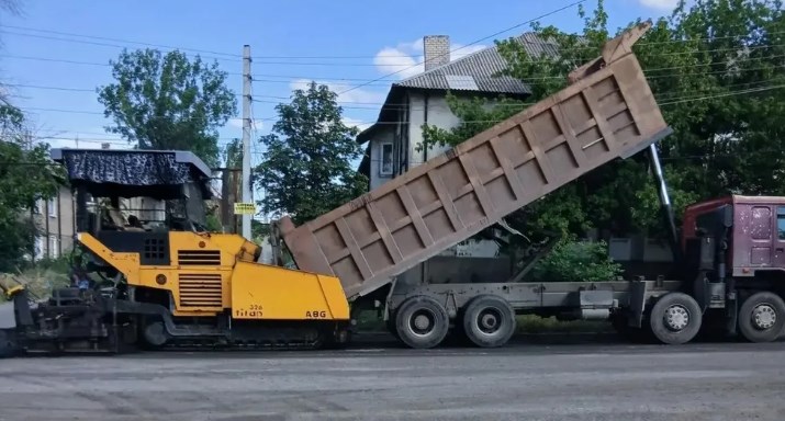 Брянские специалисты ремонтируют дороги в подшефной Брянке