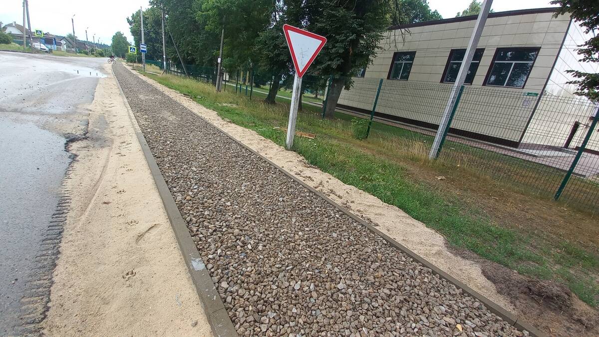 В брянском поселке Тросна начали строить тротуар от школы до железной дороги