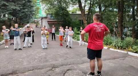 Для брянских школьников зарядку провел Владимир Печерских