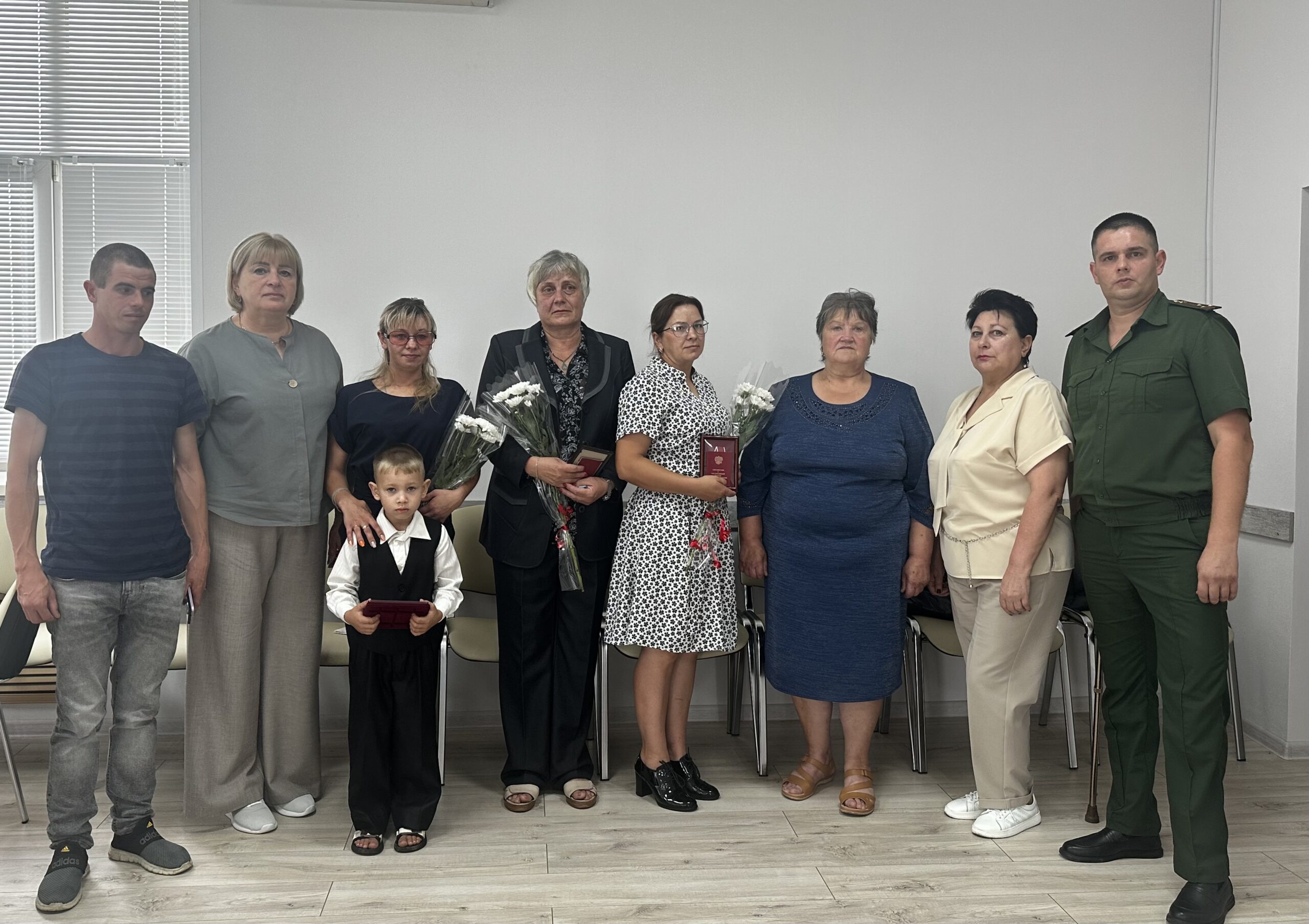 В Клинцовском районе семьям погибших героев спецоперации передали государственные награды