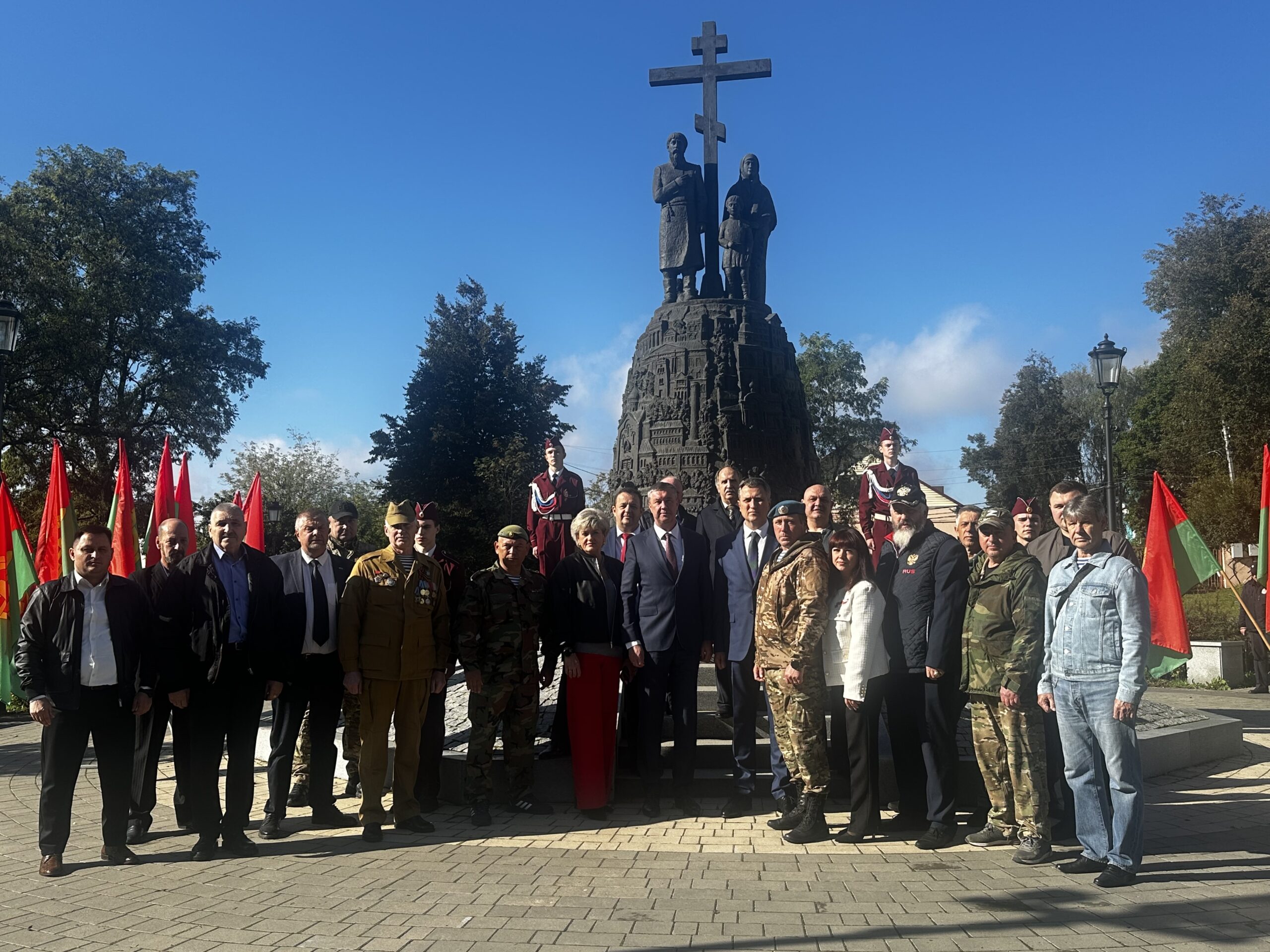 В Клинцах возложили цветы к памятнику основателям города