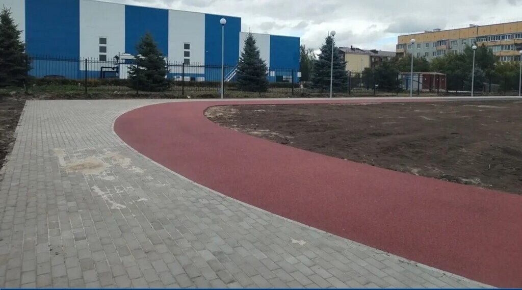 В брянском Трубчевске продолжаются работы по благоустройству спортплощадки.