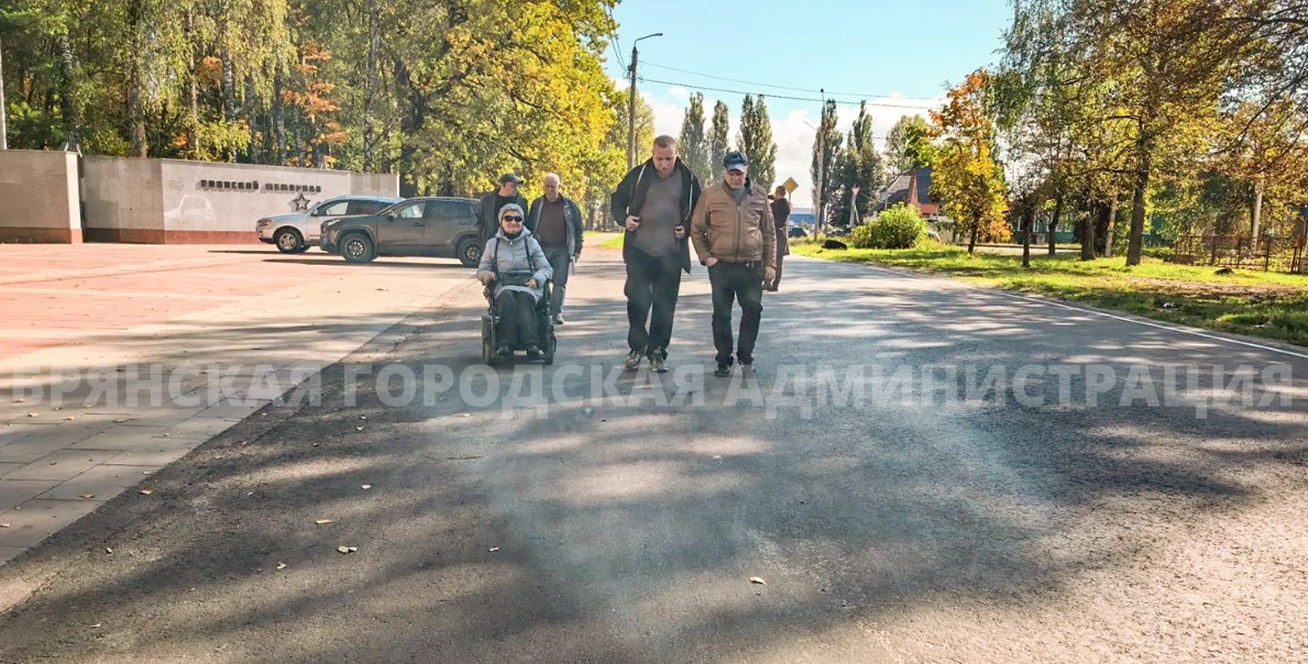 В Брянске обустроена парковка на въезде к Воинскому мемориалу по ул. Почтовой