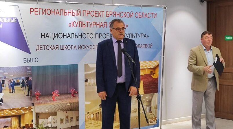 В Брянске проходит юбилейная выставка Игоря Лузакова